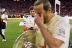 開心！回顧奪冠現(xiàn)場(chǎng)凱恩感受德國(guó)啤酒??！這色澤真漂亮??！