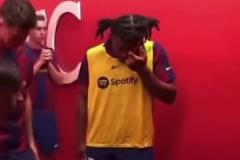 太累了！孔德賽前在球員通道，感覺(jué)困的都快睡著了！