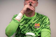 陪一根！賽后慶祝什琴斯尼角落里點(diǎn)起了雪茄，還帶上萊萬(wàn)