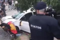 現(xiàn)場一片混亂！巴薩vs西班牙人場外發(fā)生車禍 有球迷倒在地上不起