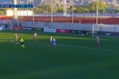 球擊中她的小胸部！西班牙解說員遭怒批后向女門將道歉