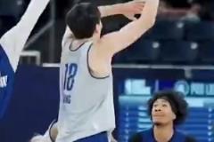 不信邪？19號(hào)臟辮大個(gè)子想挑戰(zhàn)楊瀚森，小楊這切球手速太快了吧！