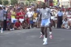 庫里的球感有多恐怖？139米一桿進(jìn)洞！