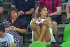 女球迷讓攝影師和解說員同時(shí)失去了理智