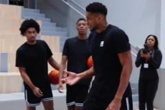 看歐文打球也就圖一樂(lè)，真學(xué)技術(shù)還得跟字母哥