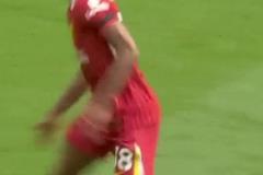 球員：裁判，我早就看你不順眼了！