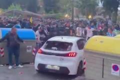 西班牙人vs巴薩賽前場(chǎng)外，一車輛突然加速?zèng)_入球迷人群，據(jù)悉未造成人員死亡