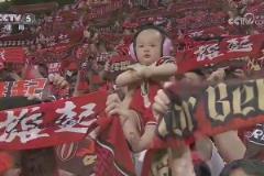 太可愛了！10個(gè)月的成都小球迷上央視了