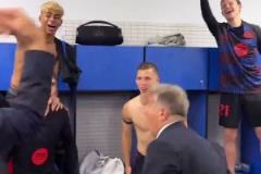 巴薩2-0西班牙人提前兩輪奪冠！拉波爾塔和球員在更衣室慶祝