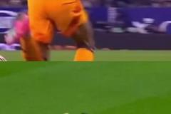 皇馬球迷：同一球場對同一個(gè)對手，對姆巴佩鏟球甚至不是黃牌