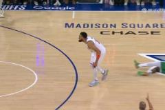 引爭議！唐斯logo三分飆中，但絆倒霍勒迪進攻犯規(guī)進球無效！