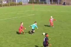 門(mén)將一條龍破門(mén)！小朋友當(dāng)門(mén)將太屈才了，改踢前鋒吧