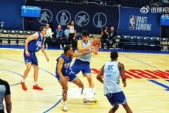 慢鏡頭感受下楊瀚森這記弧頂妙傳，場邊的球探都有點(diǎn)小驚訝！