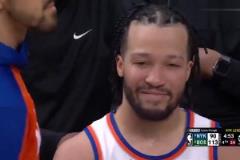 一切盡在掌握G5比分落后6犯 布倫森場下面對鏡頭微笑招手