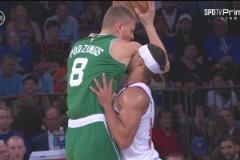 生化攻擊哈特防守時臉直接貼到波津腋下，隨后被換下場休息！