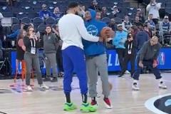 總決賽見？唐斯首回狼主場時和華子深情擁抱，華子一直拉著唐斯聊