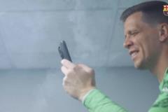 什琴斯尼坐在儲物柜上，一邊抽煙一邊看著隊友慶祝