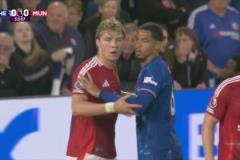 根本盯不?。』粢羵惤乔蚍朗刂斜豢茽柧S爾連續(xù)推搡甩開