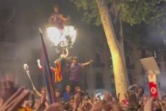 永遠(yuǎn)在心中！巴薩球迷舉起4-0球衣，并高呼梅西名字