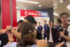 球迷寵兒！賽后謝場，蒯紀聞到哪喊聲到哪，看臺球迷還送上禮物