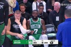 衛(wèi)冕還是難?。∪?jié)沒結束布朗便六犯離場，隨后綠軍派上全替補！