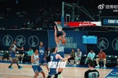 楊瀚森籃下扣籃打2+1，隊(duì)友趕忙跑過來喊：“YAO YAO YAO”