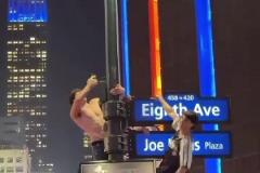 不愧是紐約球迷！尼克斯殺進東決 球迷光膀子爬電線桿慶祝