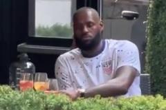 名人太難了！詹姆斯街頭吃飯，被民眾圍觀拍照