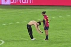 球迷沖進(jìn)球場(chǎng)與小羅合影，離開時(shí)模仿C羅Siu慶祝