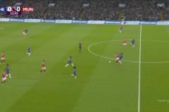 曼聯(lián)歷史最差中鋒？霍伊倫背身拿球被切爾西球員輕松斷走