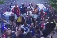 阿勞霍游行中開大腳踢呲摔倒，把隊(duì)友都逗笑了