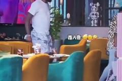 享受假日生活！網(wǎng)友拍到詹姆斯逛街 膝傷恢復得不錯