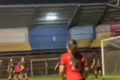 你們隊(duì)門(mén)將完全是多余的，有門(mén)框就能實(shí)現(xiàn)零封