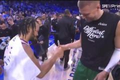 昔日隊友感情深！布倫森賽后與波爾津吉斯開心互動&擁抱致意