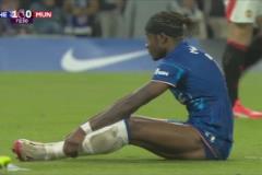 錯失良機！帕爾默送直塞，馬杜埃凱單刀射門離譜打偏！