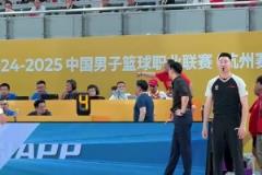 全場高呼：黑哨！廣廈老板起哄 看臺上籃協(xié)副主席徐濟成讓他冷靜