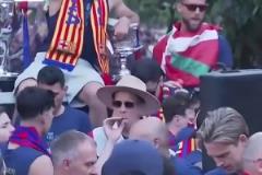 帶壞小朋友！什琴斯尼想給貝爾納爾來一口香煙，被無情拒絕