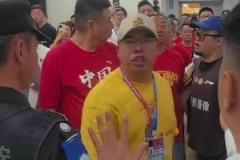 后續(xù)來了！有一個球迷直接手打首鋼工作人員臉部并打掉記者手機