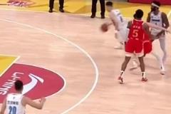 方超巨來了！方碩假動作騙過防守送秒傳