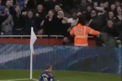 足壇史上優(yōu)秀前鋒之一，曼聯(lián)隊(duì)史射手王。曼聯(lián)前鋒們好好學(xué)學(xué)吧