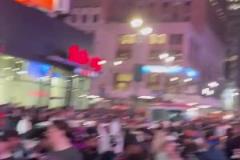街上人山人海！這是尼克斯晉級后紐約不夜城熱鬧場景