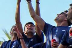 沙灘球發(fā)音近似金球獎！巴薩冠軍游行球員高舉沙灘球嘲諷維尼修斯