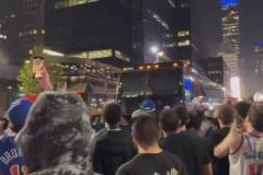 殺人誅心！綠軍大巴離開紐約時，尼克斯球迷大喊“BYE，BYE”