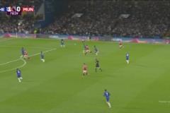 馬奎爾帶球推進分球，阿瑪?shù)陆麉^(qū)內(nèi)晃過庫庫勁射被撲出！