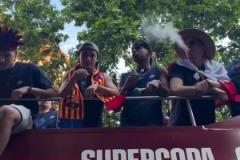 嘲諷拉滿！巴薩冠軍游行，球員高舉沙灘球嘲諷維尼修斯