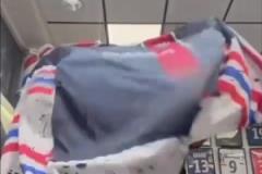 太損了！你在逗我嗎？當(dāng)理發(fā)師給馬賽球迷披上巴黎的圍兜！