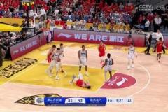 胡金秋關(guān)鍵三分引得楊健驚呼，郭艾倫：楊老師比場上球員還興奮！