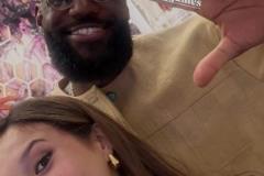 谷愛(ài)凌出席活動(dòng)與詹姆斯合照！網(wǎng)友打趣：這是戈登和老詹合照