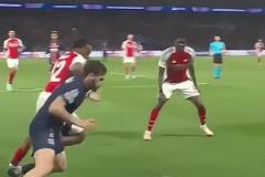 面對槍手兩人包夾，維蒂尼亞用盤帶技巧靈巧擺脫！