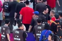 忍了一整場最后還是沒忍?。V廈北京G5賽后王博指導(dǎo)踢墻發(fā)泄